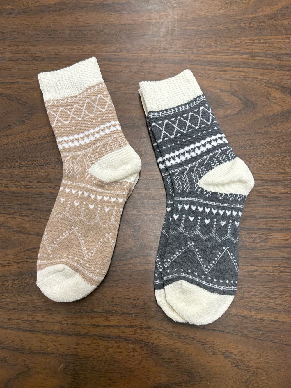 New 2 pairs of Cozy Patterned Knit Crew Unisex Socks 1 pair Tan and 1 Pair Grey